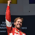 Sebastian Vettel vittorioso e sorridente.