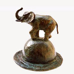 Eléphant sur chapeau, bronze, 24 cms