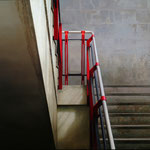 Escalera en gris y rojo 2008 || Óleo sobre tabla, 100X115 cm.