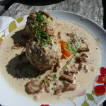 Speckknödel mit frischen Pifferlingen
