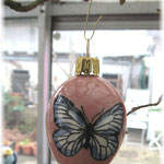 Keramikei mit handgedrucktem und coloriertem Schmetterling