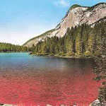 Le acque del lago sono rosse