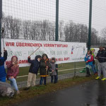 Nach 25 Minuten war der gesamt Streifen vor dem Sportplatz gesäubert. 