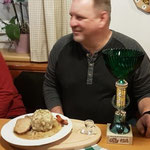 Der Siegermoar strahlt-  wieder der große Knödel!