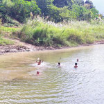 Baignade de jeunes moines dans la Nam Khan River