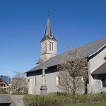 L'église d'Aranc (au fond, Aranc Evasion, hôtel restaurant)