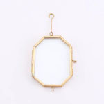 真鍮のハンギングミニフレームです。ドライフラワーなどを挟んで飾ることができます。繋げてガーランドとしても(*'▽')　幅5.5×奥行0.8×高さ7.5cm(フックの長さ4.5cm)￥1,650