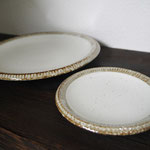 リムの削ぎ模様がきれいな美濃焼のお皿です。大：幅/24.5x24.5cm 高さ/3cm　￥1,056　小：幅/14x14cm 高さ/2cm　￥396