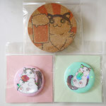 常にウキウキな猫、「ウキねこ」の缶バッジとコースターです。かわいくウキウキしています！　缶バッジ各￥300　コースター￥400