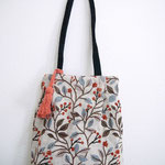 肩にかけられて便利なA4トートです☆　プリントとは違うアジがあります！　30×26Cm　￥3,520