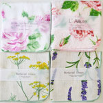 日本製のハンカチです。手前の薄手の麻混ハンカチは乾きも早く、小さなバッグにもスッと入りますよ～☆