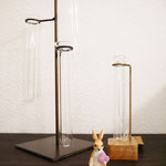 フラワーベースとお花を持ったウサギのオブジェです。