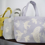 ランチやお散歩にピッタリサイズのトートです。　各￥1,100
