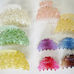 明るい色合いのバンスクリップです。