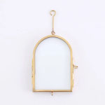 真鍮のハンギングミニフレームです。ドライフラワーなどを挟んで飾ることができます。繋げてガーランドとしても(*'▽')　幅5.5×奥行0.8×高さ8cm(フックの長さ4.5cm)￥1,650