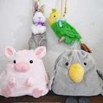 ふわふわ手触りのポーチと巾着です。ストラップ付インコとウサギのポーチ　各￥1,980　　ブタとハシビロコウの巾着　各￥1,485