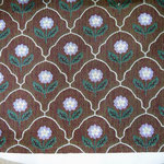 かわいいお花柄のランチマットです。お花の中心はラメ糸がキラリと光っています☆食器棚に敷いても素敵(*'▽')　約23×31cm　￥1,100