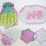 ハンドメイド作家「ami ami 521」さんのドイリーや巾着です。丁寧に編まれています。ギフトに添えても！おひとつ￥500～