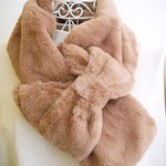 スッキリとしたリボン仕様なので、 甘すぎず大人も使えるファーマフラーです。お色違いでアイボリーとグレージュもございます。￥1,320