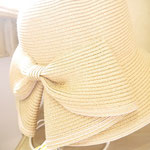 後ろの大きなおリボンが可愛い帽子です。手洗い可能なので、自宅お手入れができるのも嬉しいポイント！お色は他にブラックがございます。￥1,870