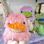 ぬいぐるみ作家「moumouchicken」さんの作品です。日本製のフワフワ生地と優しい鈴の音に癒されます。とっても可愛いですよ～(*'▽')　ボールチェーン付きマスコット（ちびこ）各￥700　お座りしているピンクのメアリー￥3,800