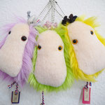 ぬいぐるみ作家「moumouchicken」さんの作品「ちびこ」です。他にもいろんな色の「ちびこ」がいます。お気に入りを見つけてくださいね♪　日本製生地使用で、ふわふわ！とっても可愛いですよ～☆　ボールチェーン付き　本体約10㎝（頭の毛を含まず）　各￥700