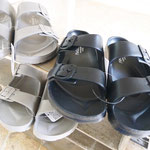 夏の定番！軽くて履きやすいEVAサンダルです。2本のベルトで調整ができます。2色展開です。各990