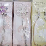 風の日対策のハットクリップです。ストール止めとしてもお使いいただけます。お花モチーフ6種：各￥1,650　シンプルな合皮ひもタイプ（3色展開です）：各￥715