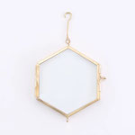 真鍮のハンギングミニフレームです。ドライフラワーなどを挟んで飾ることができます。繋げてガーランドとしても(*'▽')　 幅7×奥行0.8×高さ8cm(フックの長さ4.5cm)￥1,650