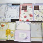 可愛いお花が繊細なタッチで描かれています。箔押しがキラリと光る、上品な仕上がりのメモ帳もおすすめです☆