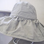 接触冷感のナイロンフリルハットです。取り外しのできるあご紐付きで自転車が風の強い日も安心です。つば広タイプで日差しをしっかりガード！他にブラックもございます。￥2,310