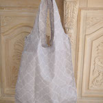 上品なモロッカン柄のエコバッグです。肩に掛けやすい大きさです。約680×350×130mm　税込￥1,100