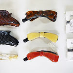 リボン型のバナナクリップは小さめです。メタル素材のヘアゴムは、ゴムの付け替えができます。