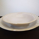 薄いピンクが優しい印象の深皿です。美濃焼です。大：幅/21.5x21.5cm 高さ/4.1cm　￥693　小：幅/16.8x16.8cm 高さ/4.5cm　￥583