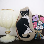 レトロな雰囲気のガラスベースと刺繍ポーチです。ガラスベース：直径11cm　高さ16cm　￥3,080　ポーチ：各￥2,640