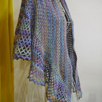 ハンドメイド作家「ami ami 521」さんのストールです。個性的な色合いの糸で編まれています。肩にかけたり、マフラーのようにアレンジしたり、いろいろお楽しみいただけます！ウール40％で軽くて暖か♪　￥7,000