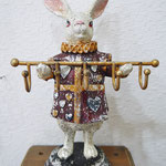 フックを持ったウサギのオブジェです。アンティーク調で、インテリアのアクセントになります☆　W15×H20×D9㎝　￥4,290