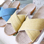 太めのベルトをクロスさせた安定した履き心地。フラットタイプの軽いサンダルです。