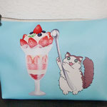 常にウキウキな猫「ウキねこ」の新作ポーチです。裏側にはお腹いっぱいでウットリ満足そうなウキねこが描かれています。マチ付きです。上部約20㎝　￥2,500