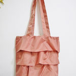 軽くてコンパクトにおりたためます。軽くて折り畳み便利な内ポケット付きです。色違いでアイボリーとベージュがございます。表地 ﾎﾟﾘｴｽﾃﾙ100% 裏地 ﾅｲﾛﾝ100%　￥2,420