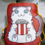 常にウキウキな猫、「ウキねこ」のクッションです。リバーシブルで、背面デザインはお口をあけてポップコーンを食べています♪　￥4,000