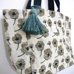  ジャカード生地ならではの柄の立体感が印象的です。程よい大きさで日常使いにピッタリ！　 約24×24×12cm　￥3,520