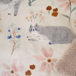 いろんなポーズの猫とお花のデジタルプリントが可愛いふわふわブランケットです。約73×100cm　ポリエステル100％　￥2,530