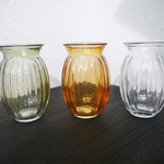 ぽってりした形が魅力のガラスベースです。おひとつ￥264