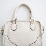 小さめな2wayスクエアボストンバッグです。ショルダーベルト付きです。高さ17／横上（横下）22（23.5）／マチ 8㎝　￥5,940