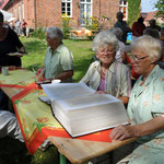 Foto Andrea Weinke / Fest im Pfarrgarten / Gemeinde und Kirche