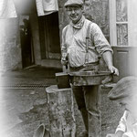 dinandier au travail Villedieu les poêles