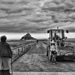 Personnes âgés regardant le changement au Mont saint Michel février 2012