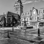 Villedieu les poêles la place de la république  la fontaine et l'glise