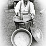 dinandier au travail Villedieu les poêles